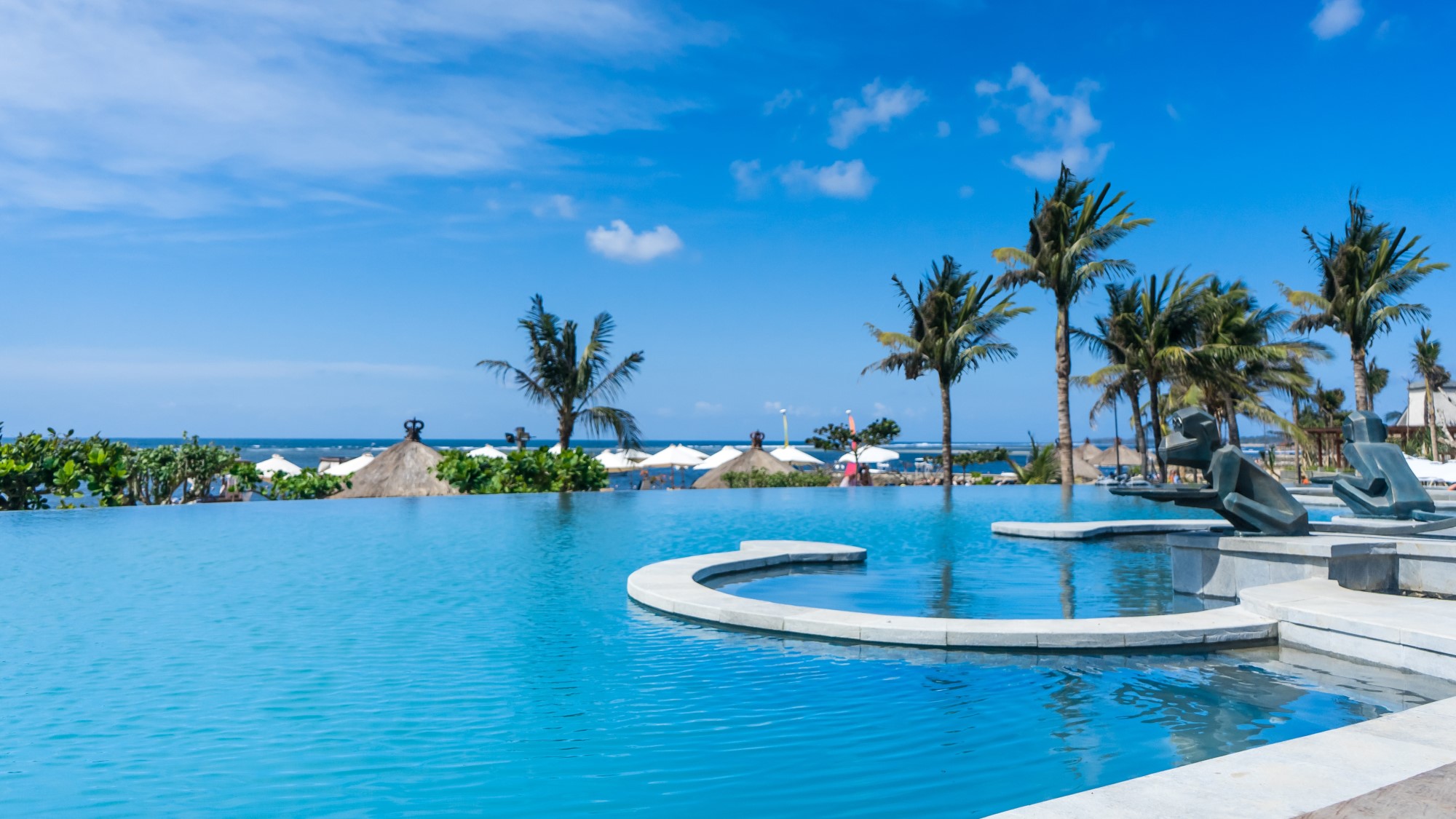 「インフィニティ」プール