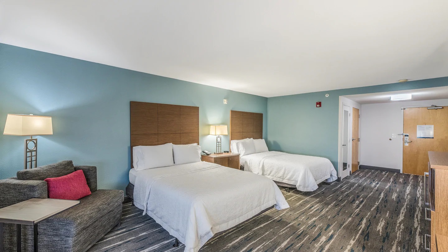 クイーンベッド2台