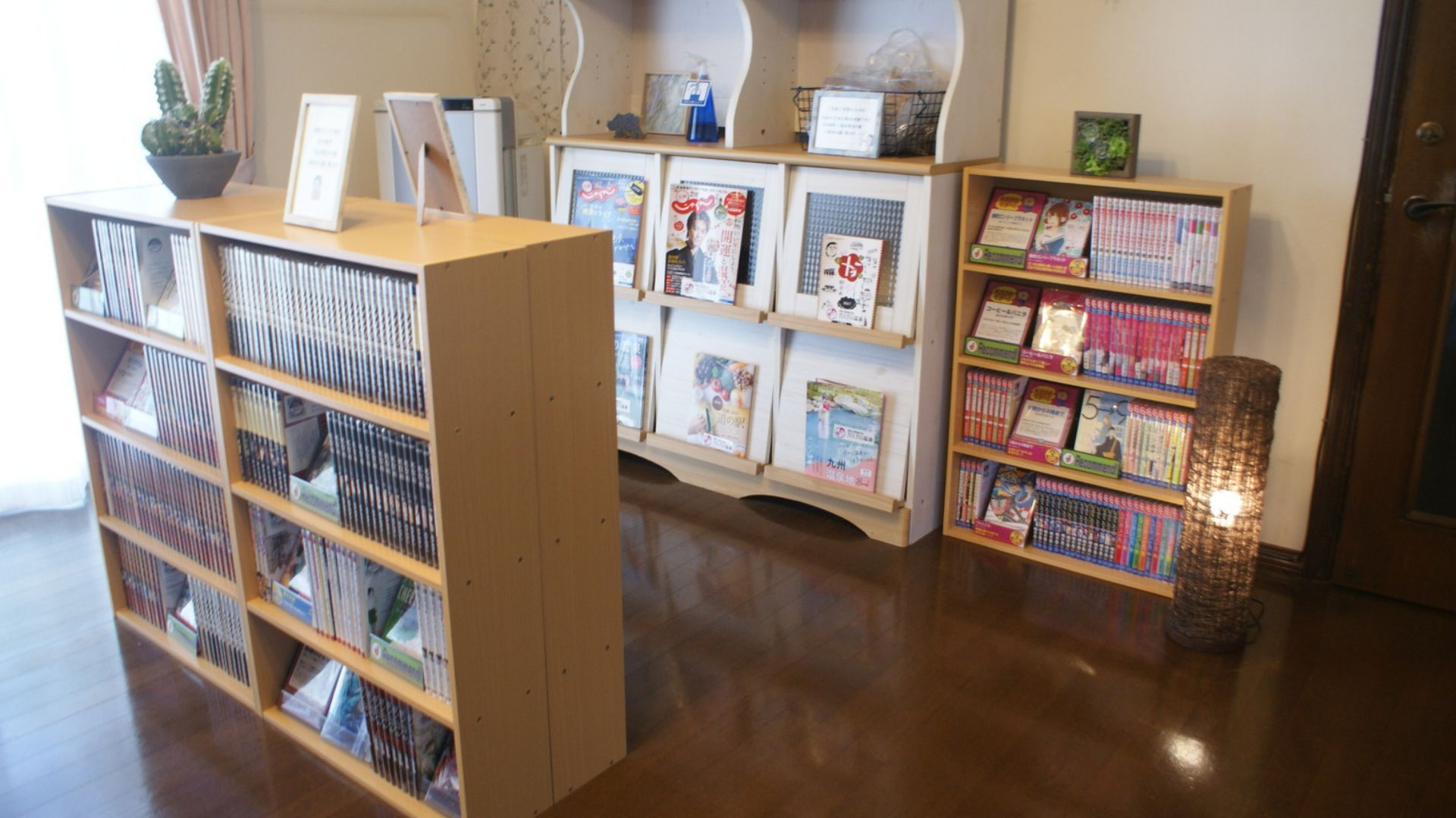 【ソファーや本が並ぶライブラリーコーナー】※別館