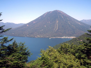 半月峠から望む“中禅寺湖”と“男体山”