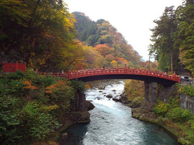 世界遺産の紅葉の“神橋”