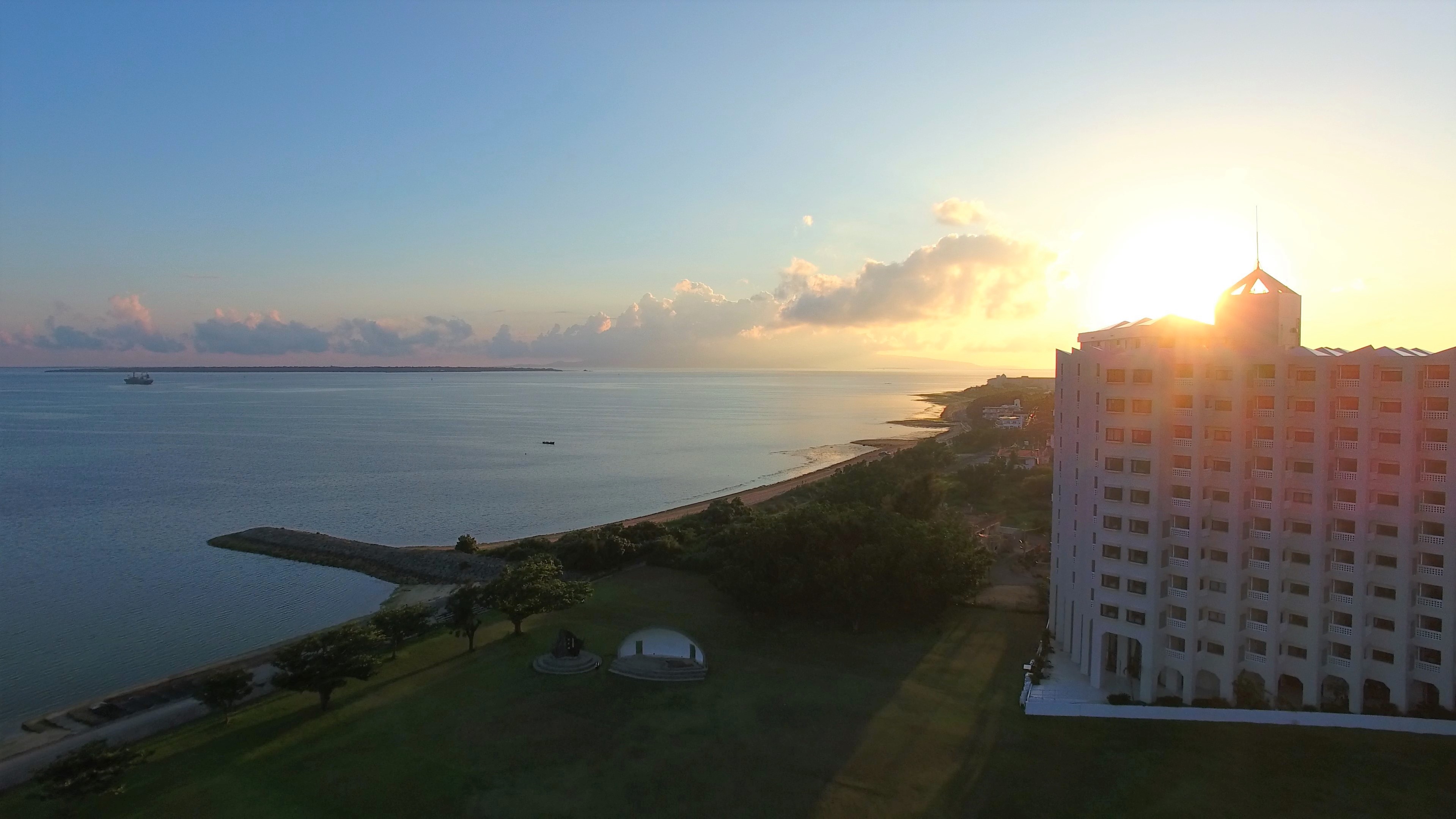 ＜ホテル外観＞夕陽に染まるホテル