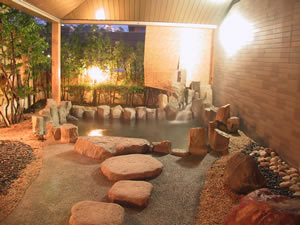 Open-air bath: The atmosphere changes at night
