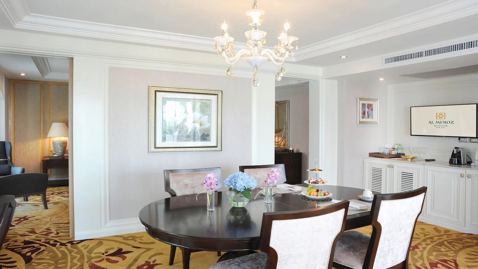 スイート　リビングルーム　ダイニングテーブル