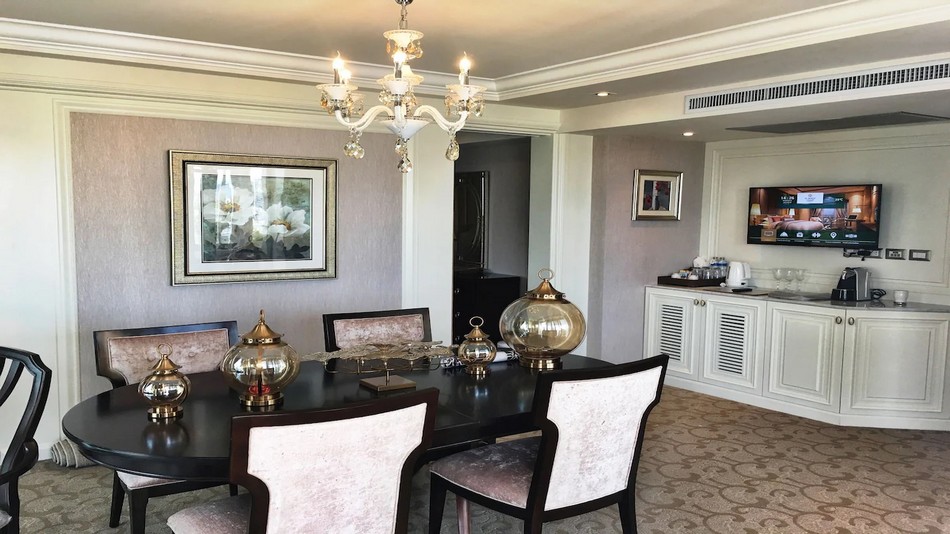 スイート　リビングルーム　ダイニングテーブル