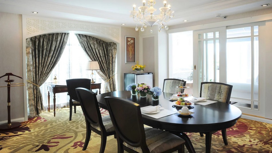 スイート　リビングルーム　ダイニングテーブル