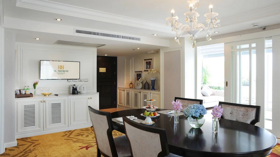 スイート　リビングルーム　ダイニングテーブル