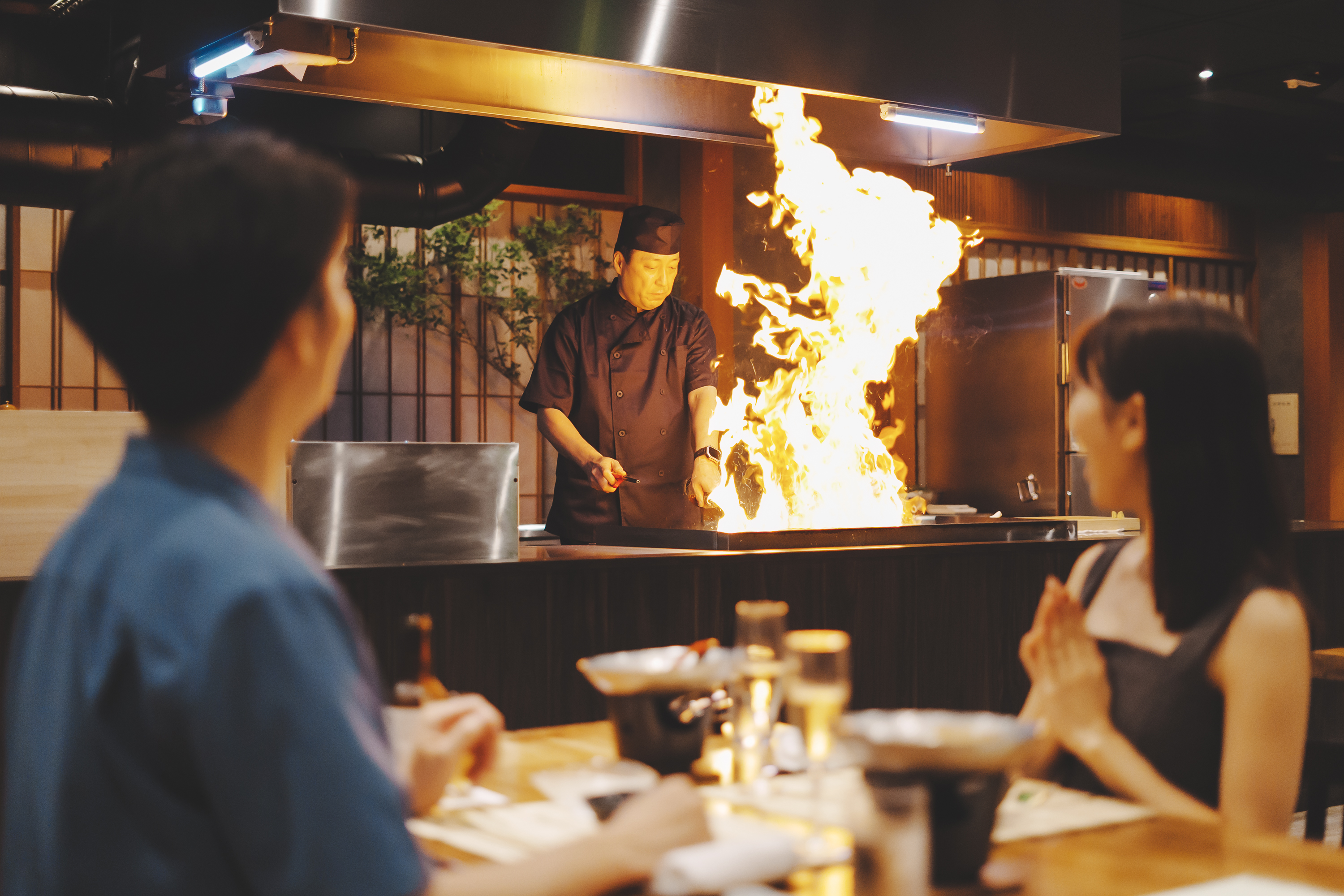 ライブキッチンで焼き上げるメイン料理