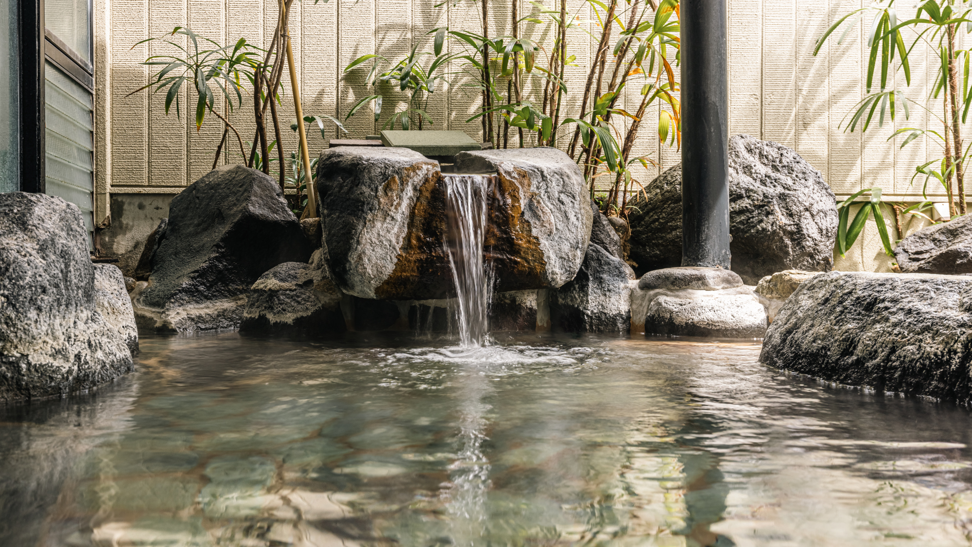 庭園露天風呂／庭園を眺めながら土肥の美湯を愉しむ