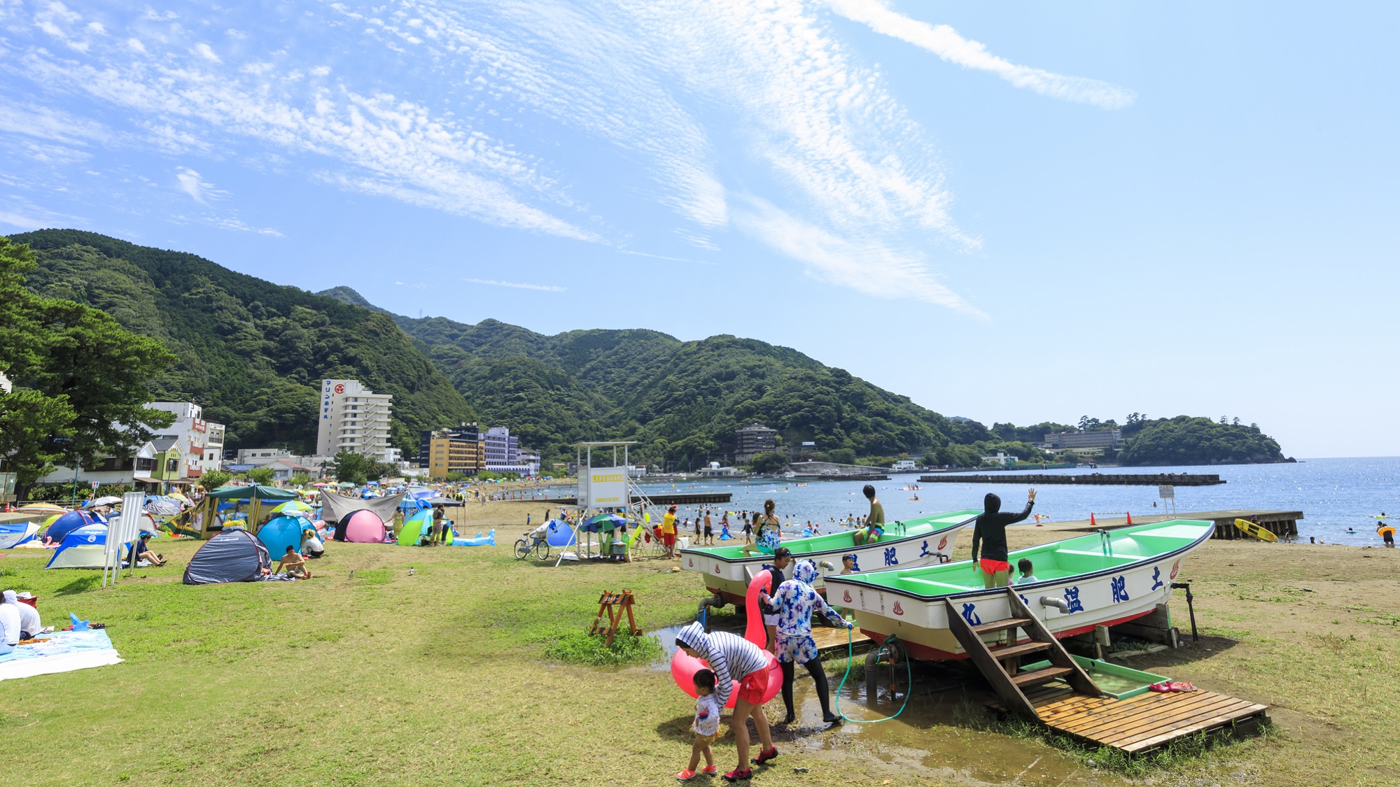 土肥海水浴場：例年7月中旬から8月末ごろまで遊泳可能です／徒歩10分