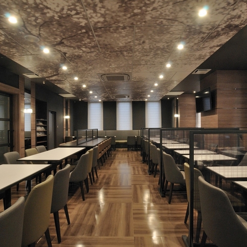 【レストラン】レストランの天井には「森の木立」をモチーフとした模様です。