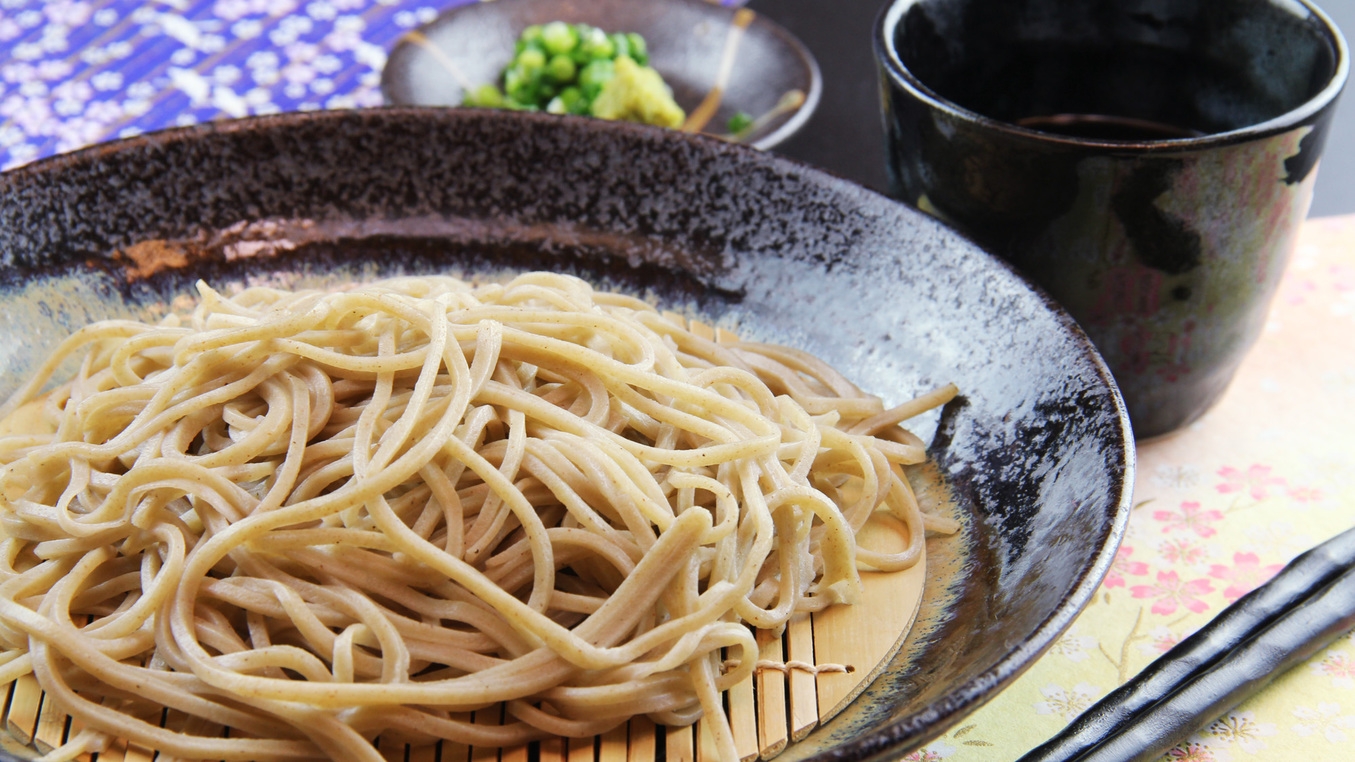 【秋限定】〜紅葉を望む内湯で癒やされる〜香り高い手打ち「新そば」を味わう温泉旅［2食付／個室食］