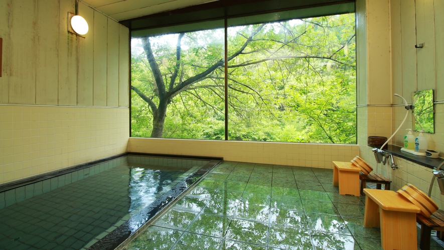 ■滝ノ原温泉　大きな窓からは銀桜、新緑、紅葉、雪景色と四季の風情を楽しめます