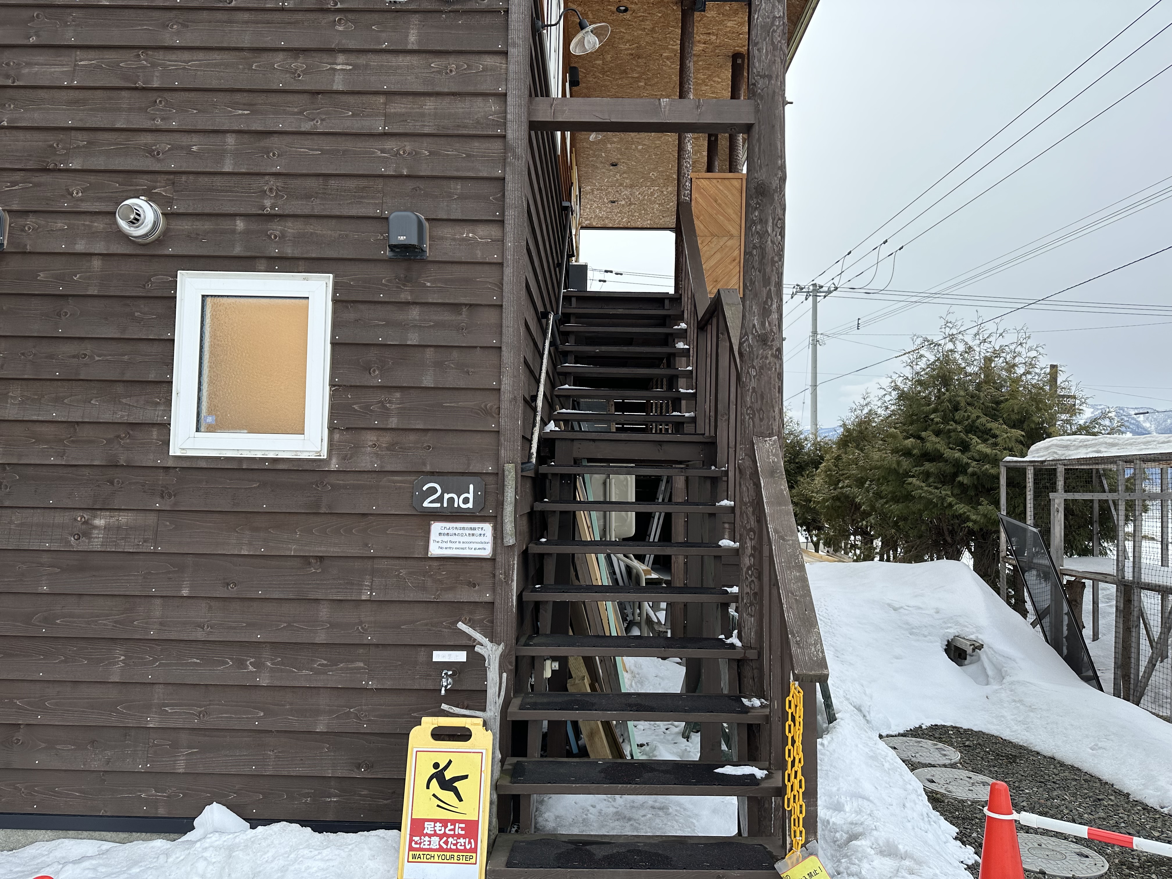 2ndコテージは屋外階段で入室します