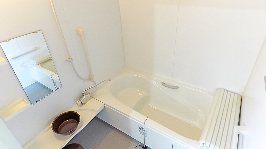 ・【メインコテージ】白を基調とした清潔感のあるバスルーム