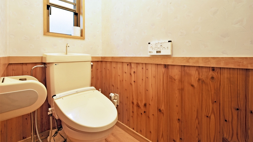 【コテージ4名用・一例】トイレは温水洗浄便座付きです。
