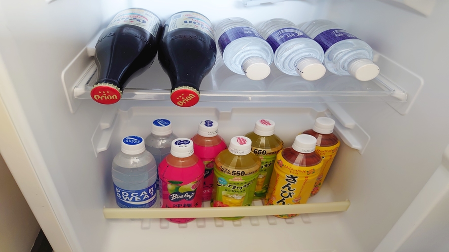*【客室】冷蔵庫には様々な種類のドリンクをご用意しております。毎日補充いたします。