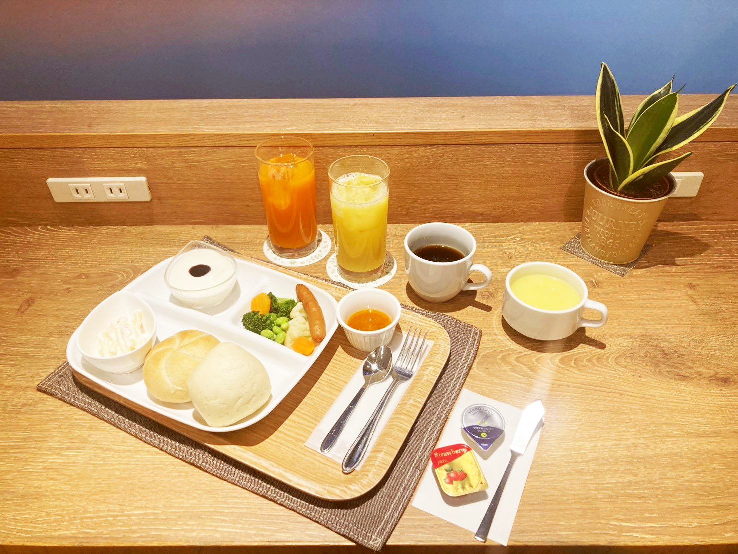 焼き立てパンをどうぞ！朝食無料サービス