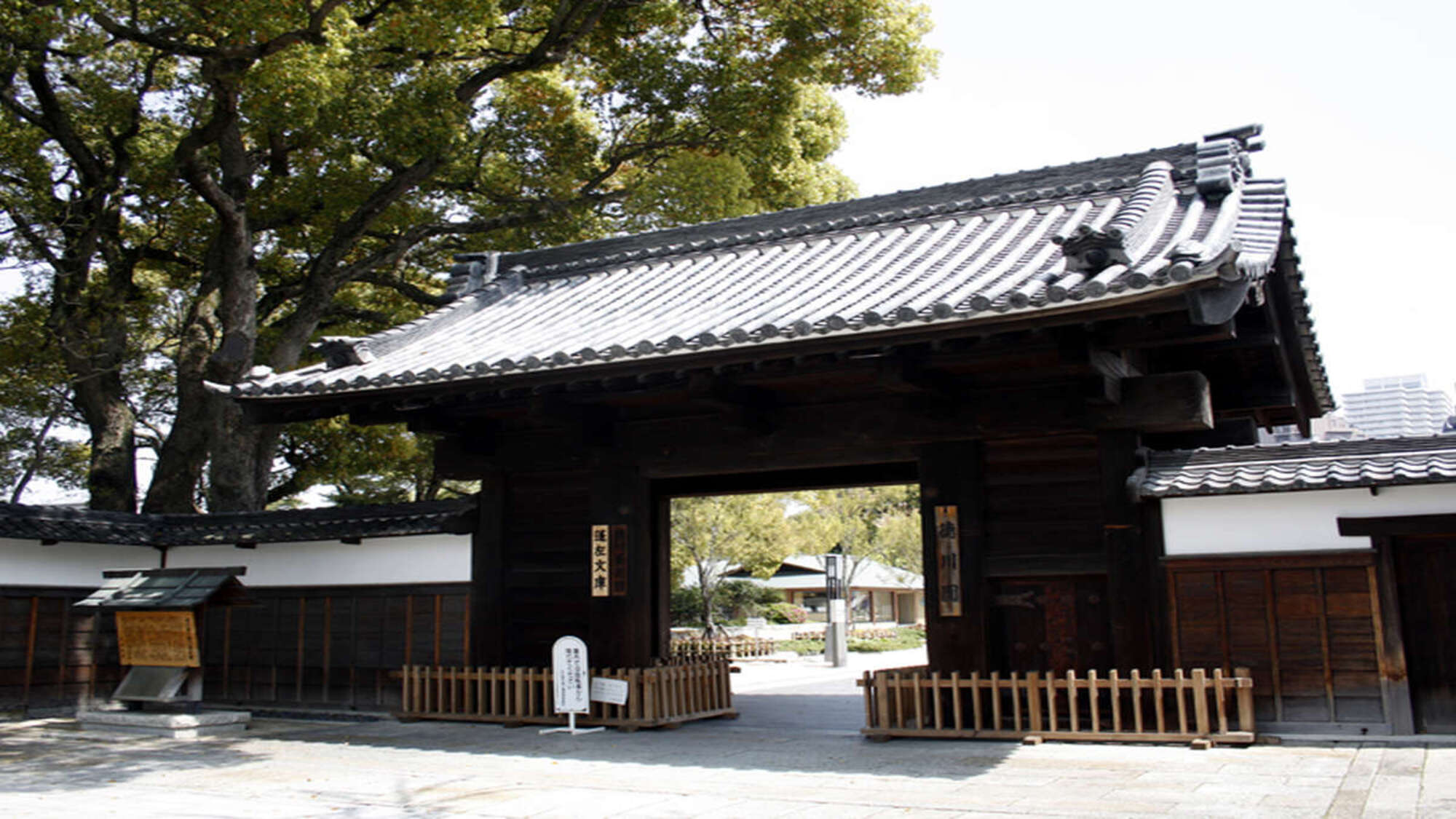 【徳川園】徳川家康の遺品を中心に、初代義直（家康九男）以下代々の遺愛品を納める美術館です。