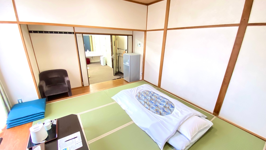 和洋室　ダブルベッド1台と畳スペースが分かれたお部屋です。