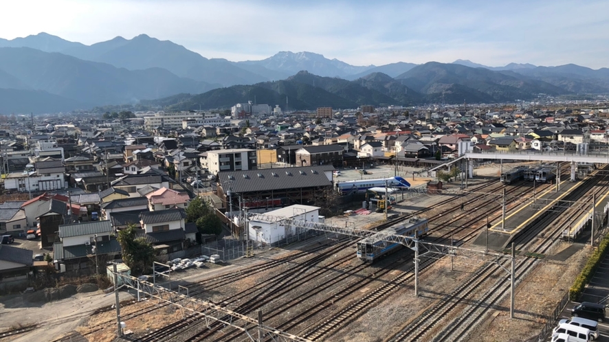 山側は線路が見えます。鉄道好きのお客様にオススメです。