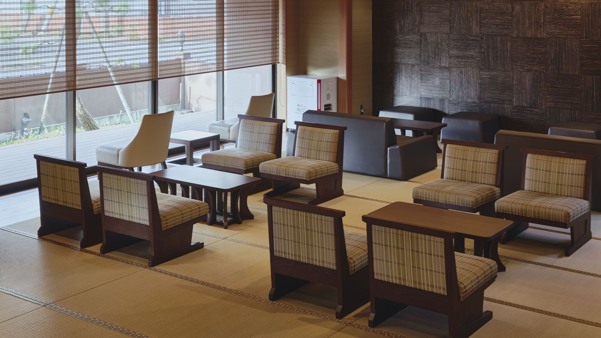 ■湯蔵ラウンジ／ご入浴後のお待ち合わせや、湯上がりのほてった体をほぐしてリラックスしていただけます