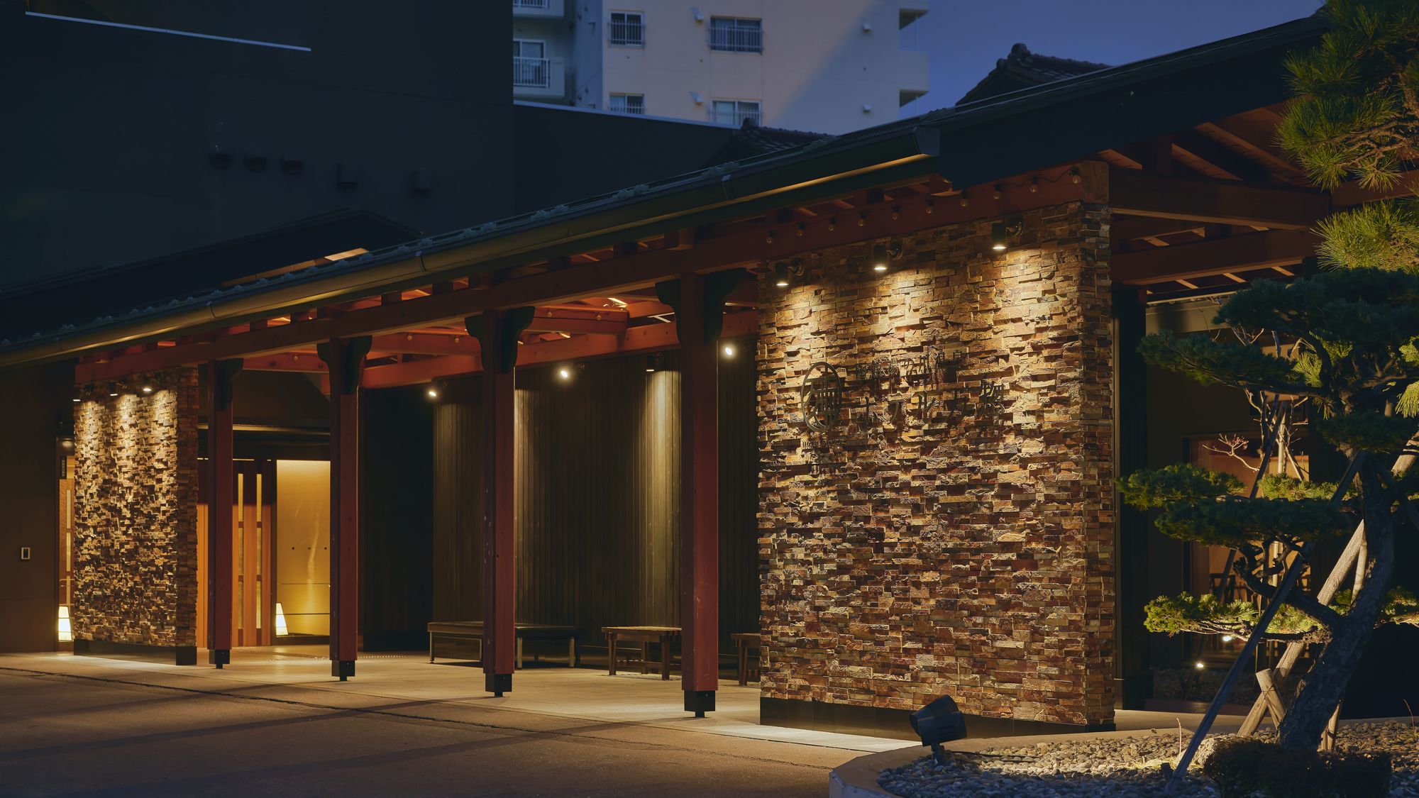 ■異国文化と和の温かみを調和させ、現代的にアレンジした「ホテル万惣」