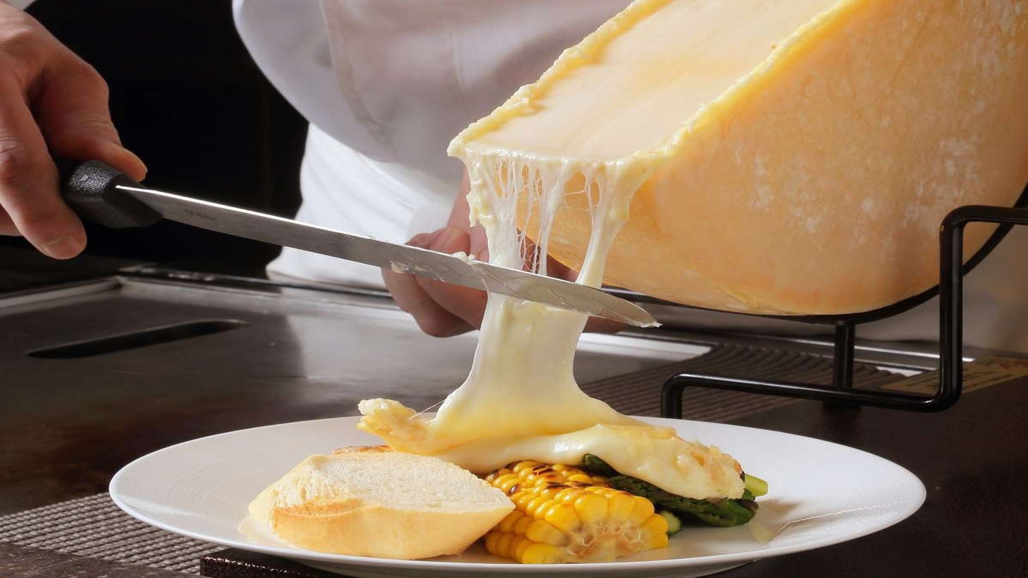 ■「蔵祭」ビュッフェ／ラクレットチーズをたっぷりかけてお召し上がりください♪