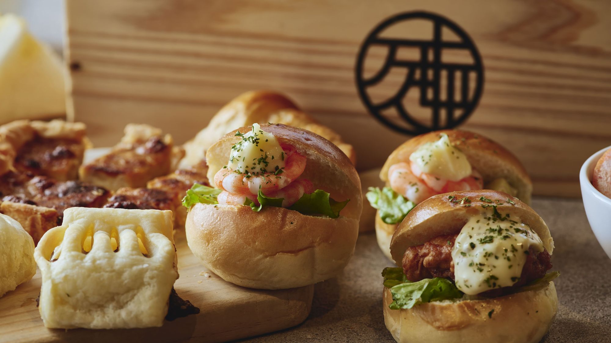 ■朝食ビュッフェ／焼き立てのパンをお愉しみください