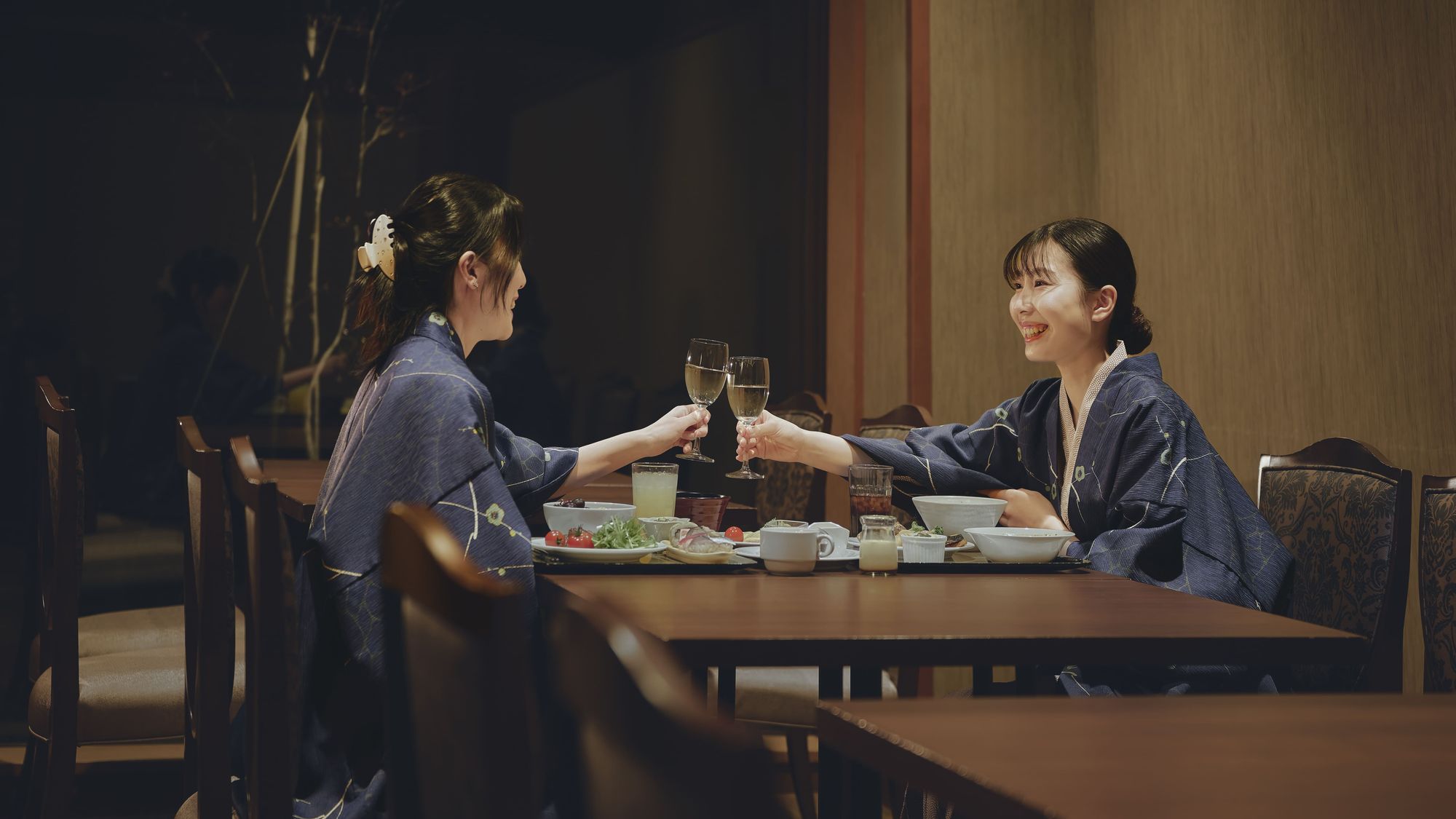 ■レストラン「蔵祭」／天井の高い開放感のある空間に、快適なベンチシートを備えたレストラン