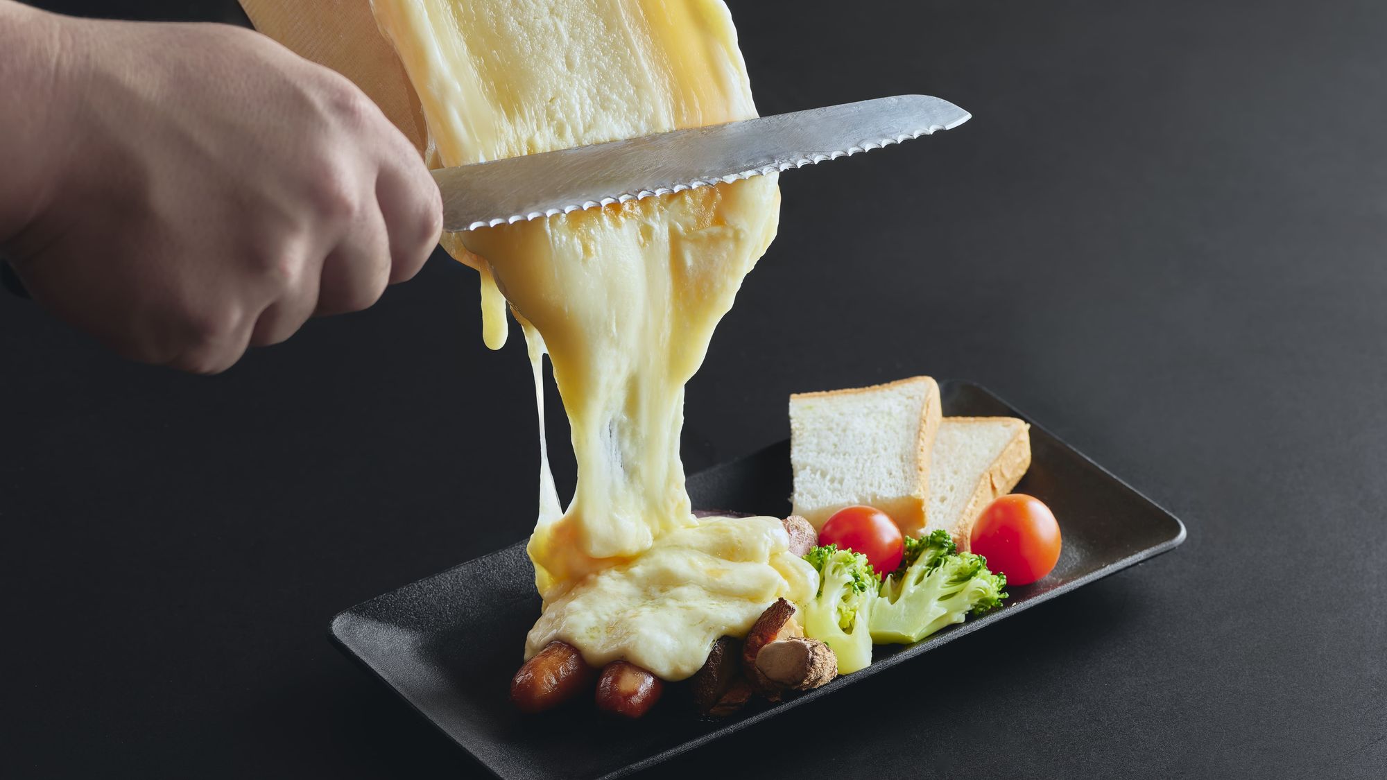 ■夕食ビュッフェ／パンや季節の野菜の美味しさ引き立つラクレットチーズ