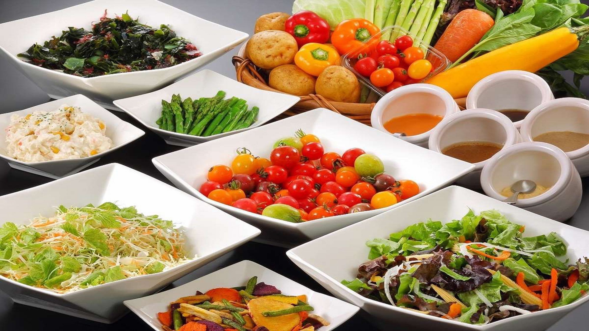 ■「蔵祭」ビュッフェ／新鮮な野菜のサラダ
