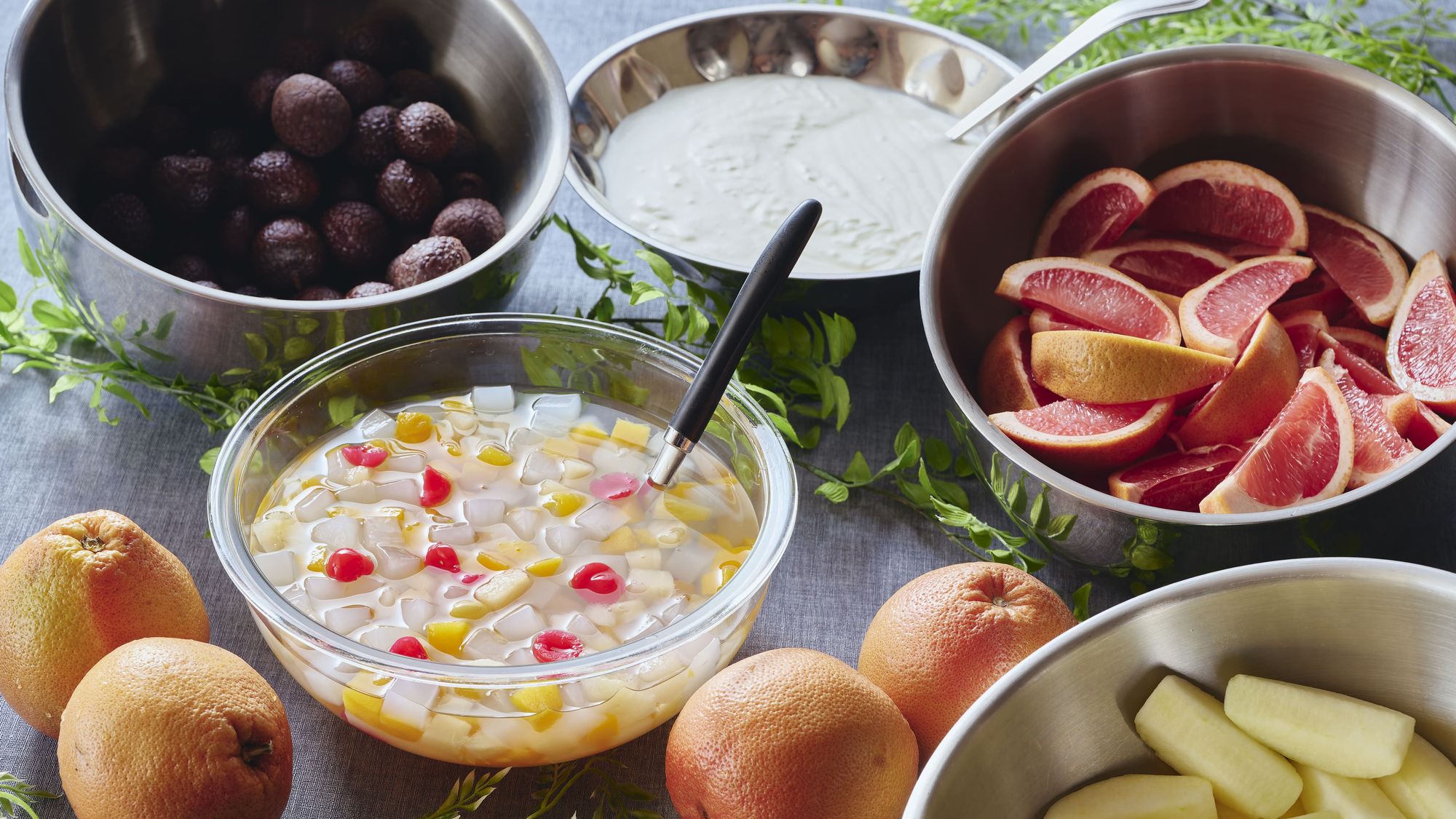 ■朝食ビュッフェ／色とりどりの旬な果物をご用意。素材の美味しさをそのままにお召し上がりください