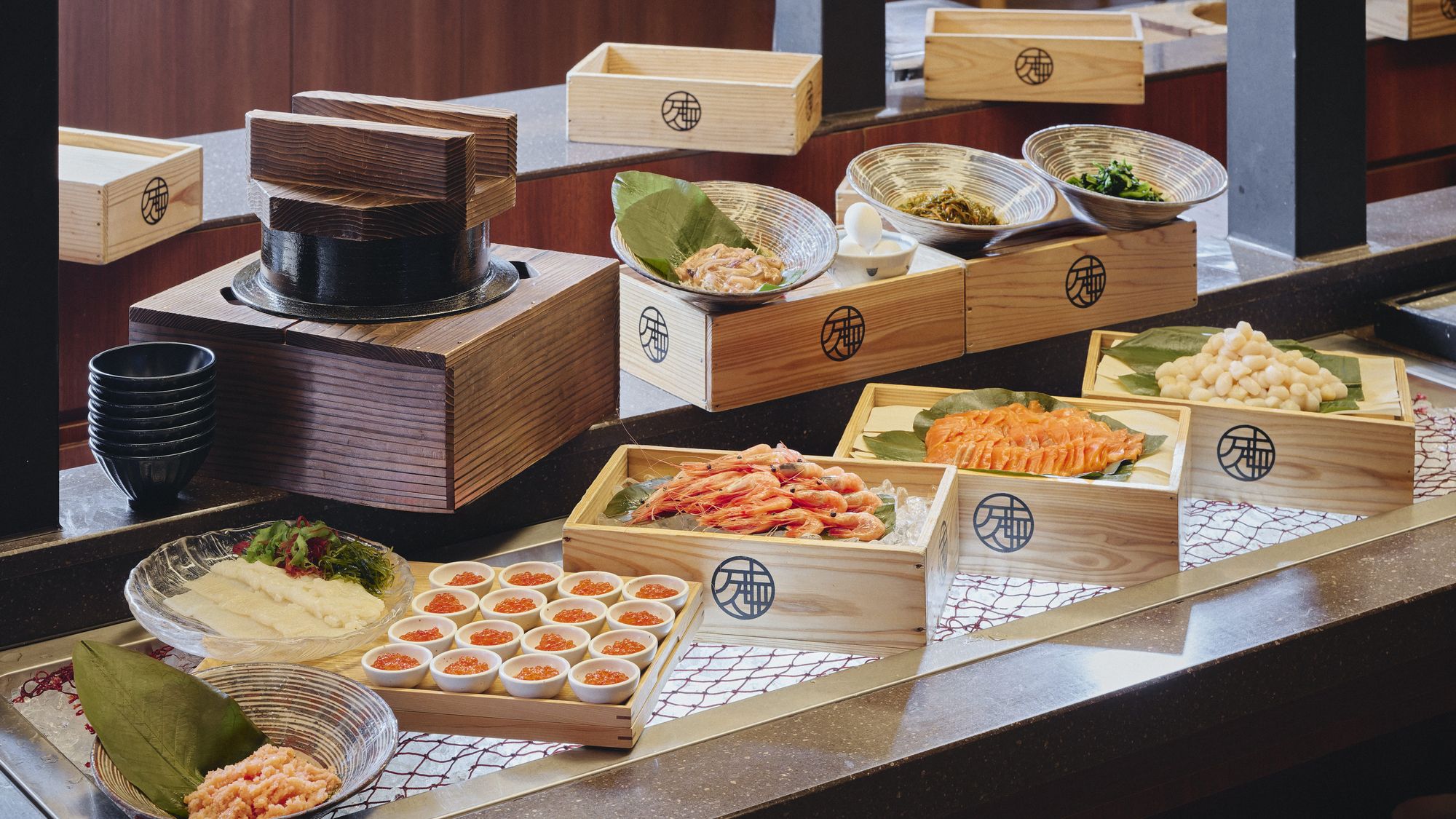 ■夕食ビュッフェ／各種お刺身をご用意した「万惣おさかなマルシェ」