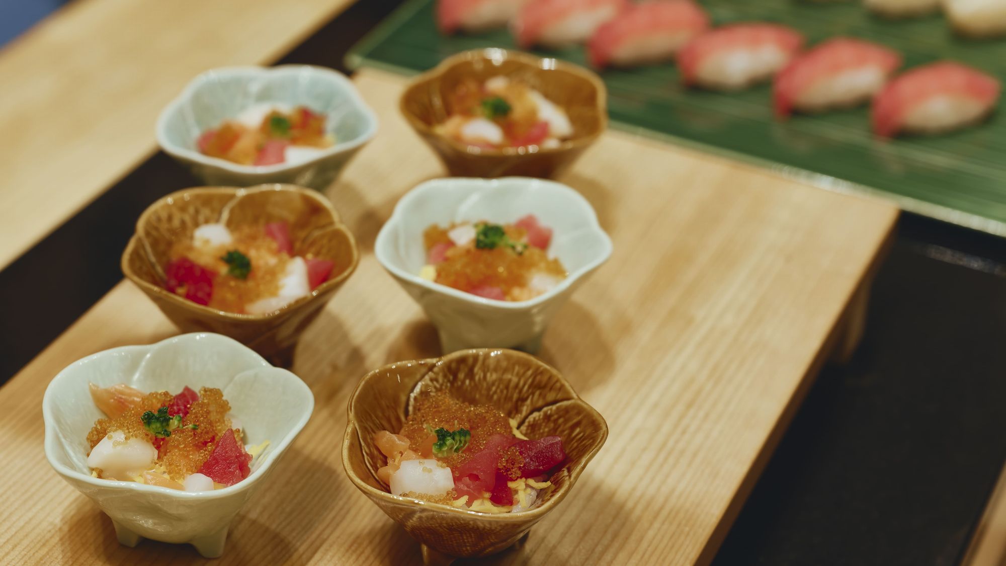 ■夕食ビュッフェ／見た目にもこだわった種類豊富なお寿司が並びます