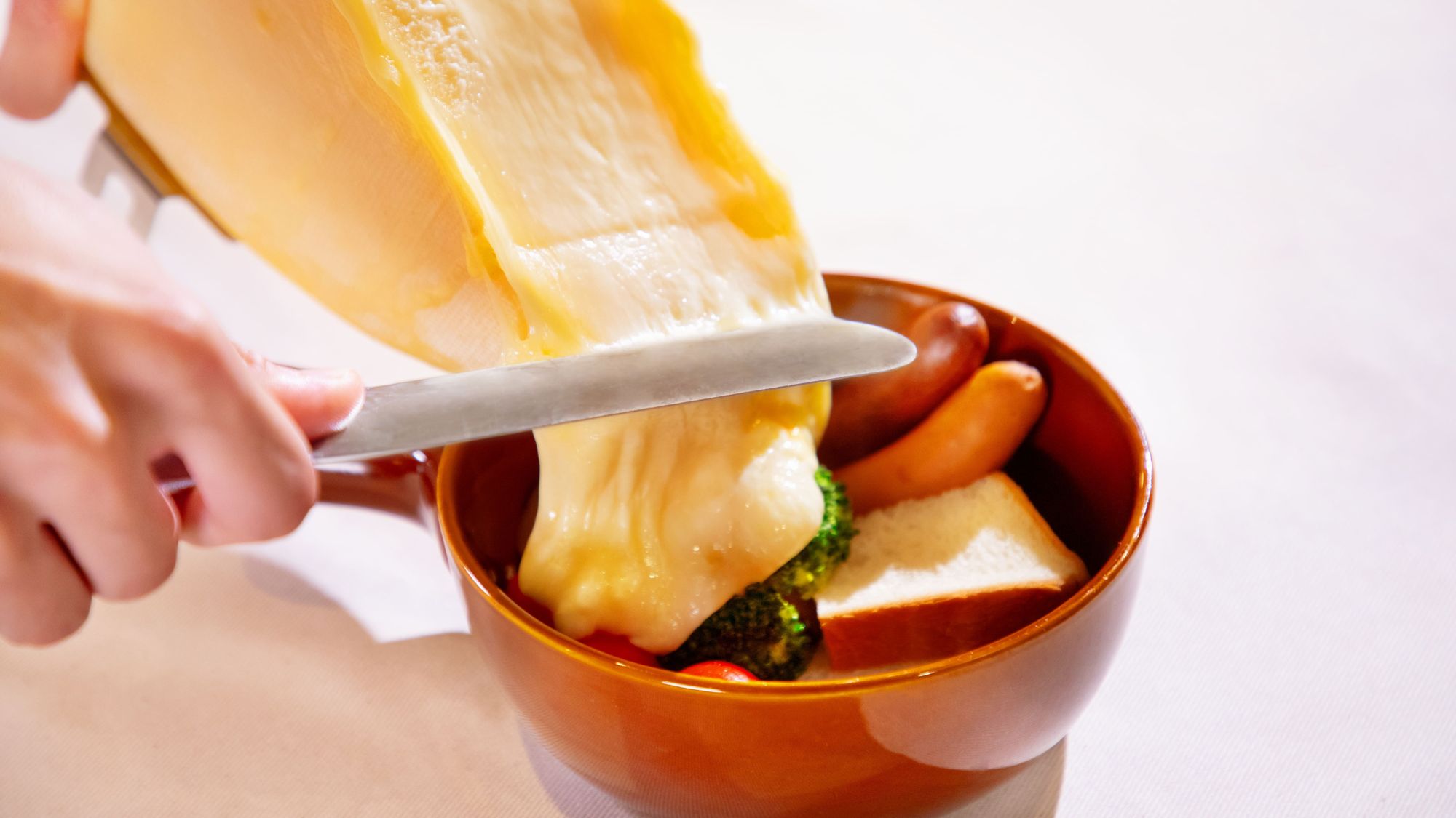 ■夕食ビュッフェ／パンや季節の野菜の美味しさ引き立つラクレットチーズ