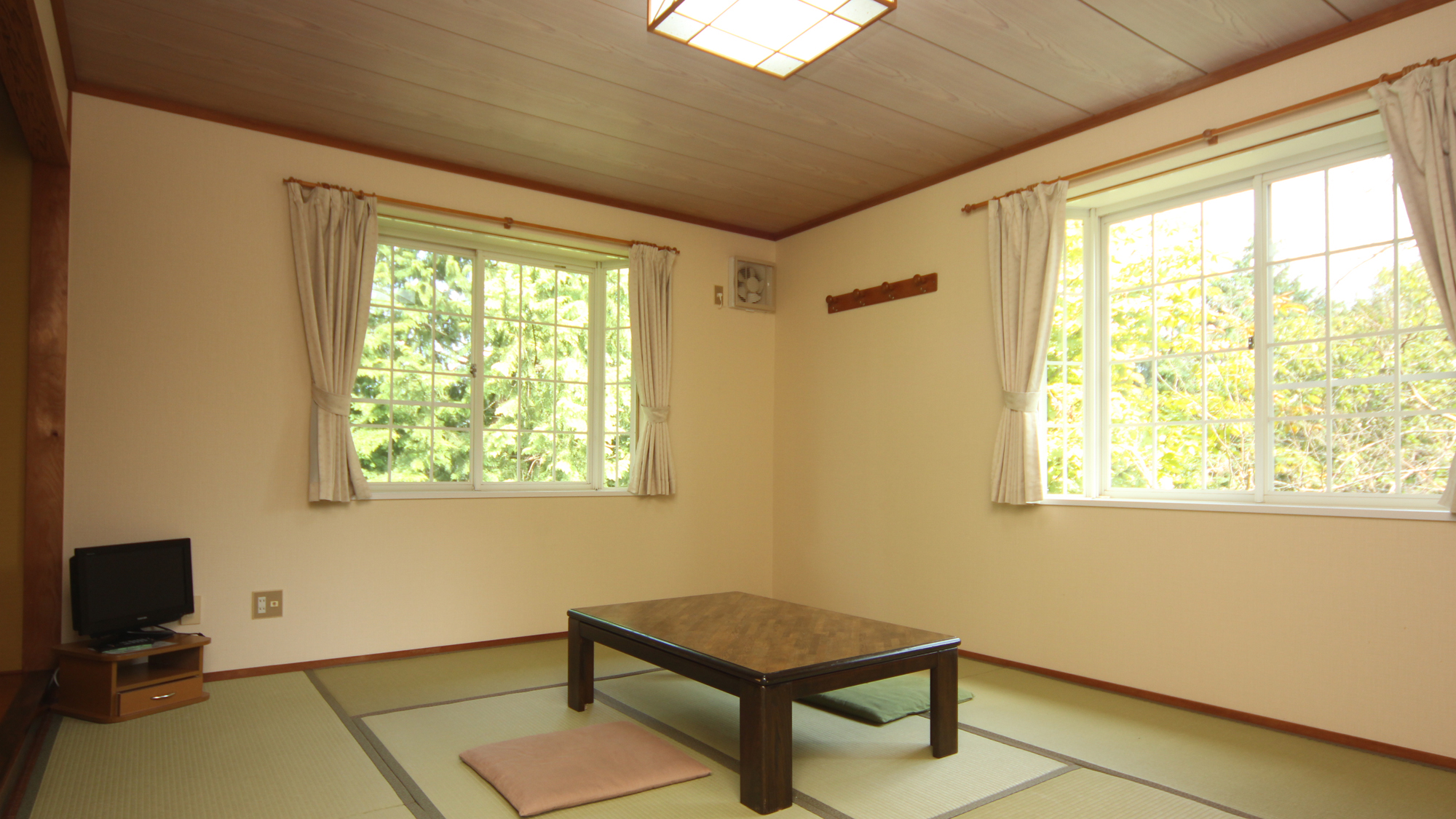 【Aタイプ：和室】浴室・トイレ付のお部屋です。8名以上は洋室2室+10畳和室でご用意致します。