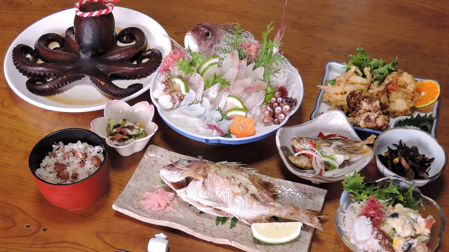 *【夕食一例】その日仕入れる旬の魚介類を使ったお料理です。（※お食事内容は仕入れにより異なります）