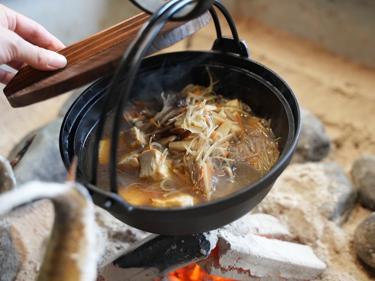 【平日限定】静かな新緑の里山リトリート〜囲炉裏体験×田舎料理〜