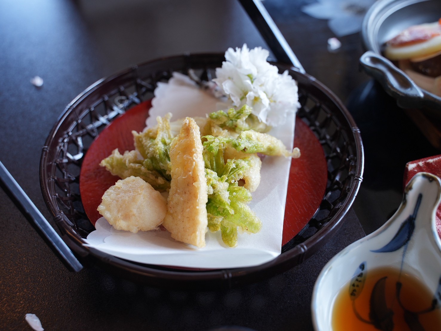 採れたての山菜を天ぷらに