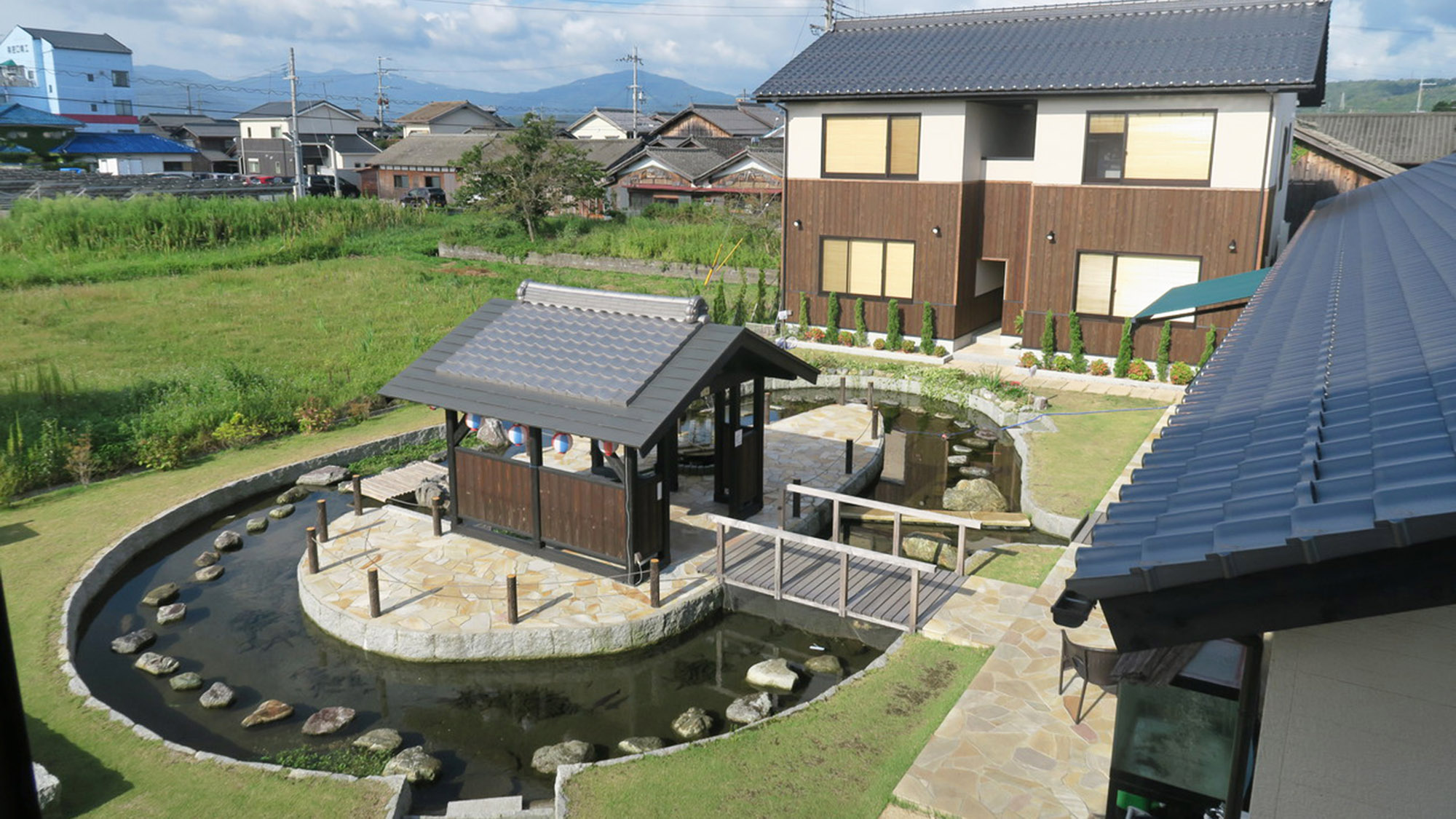 ・中庭のやぐらの周りにはのどかな景色が広がっています