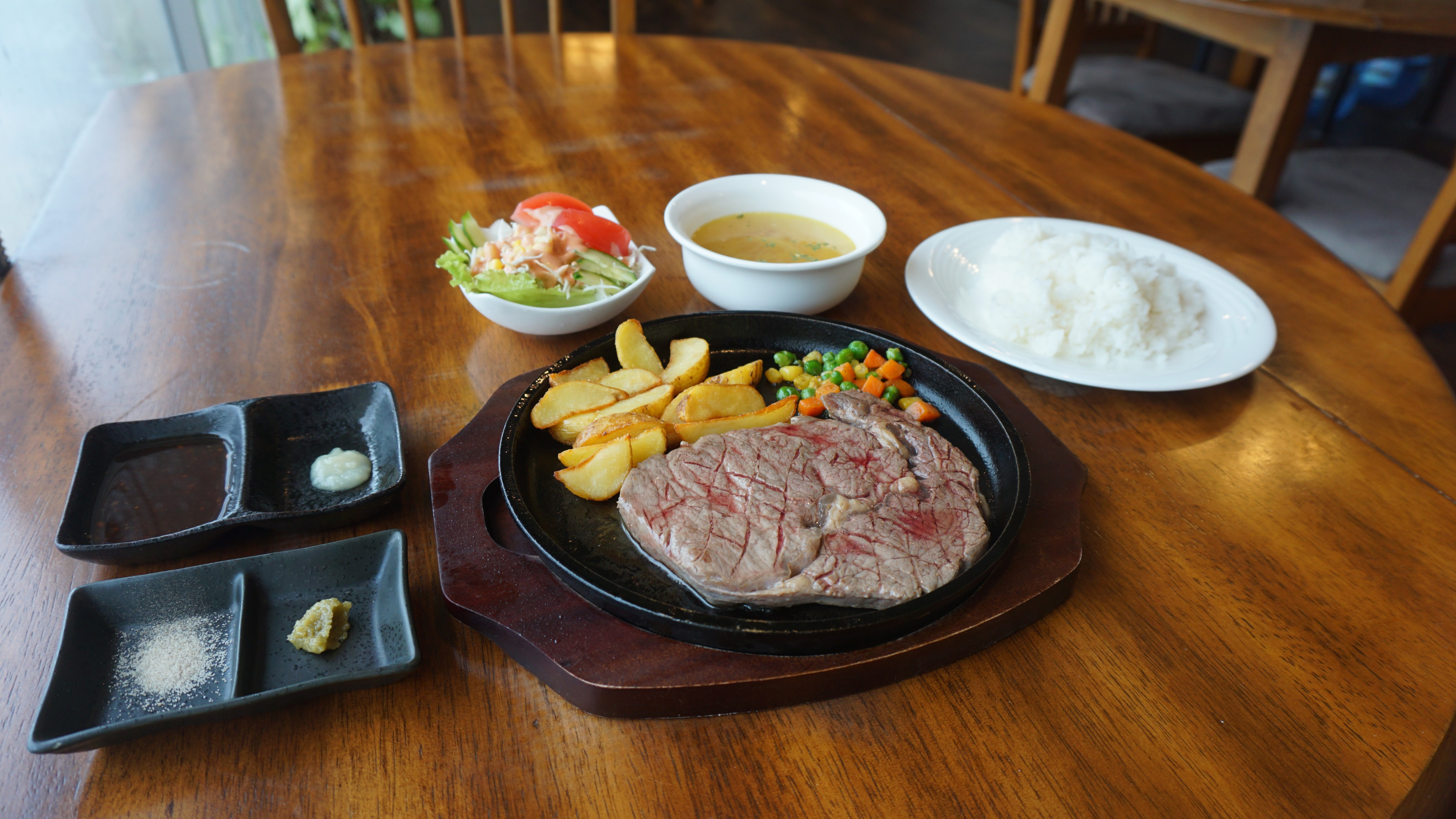 ★選べるメイン料理★大人気！牛ロースステーキの夕食セット