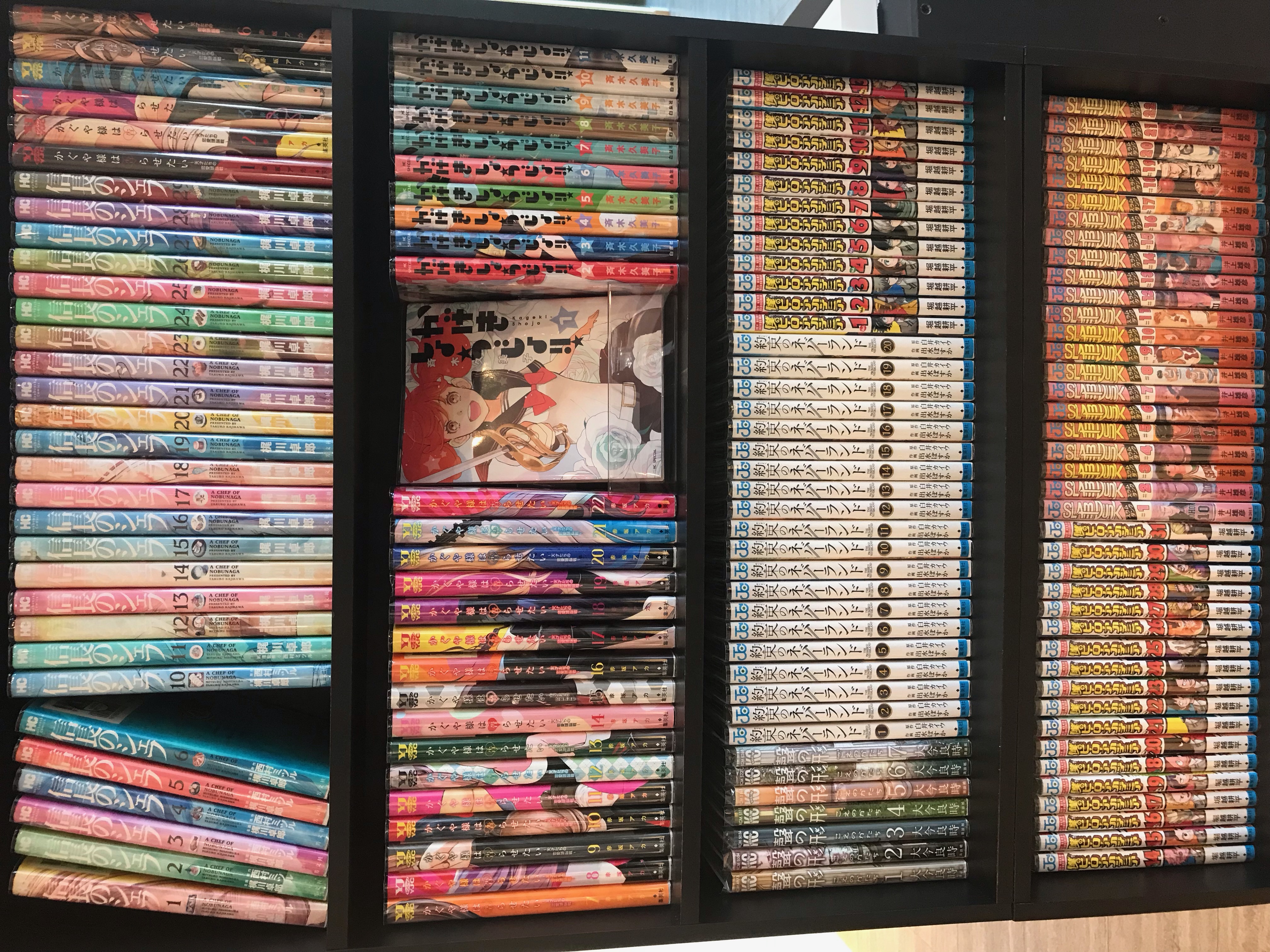 ホテルサンシャイン宇都宮の貸出コミックの棚。黒い本棚に漫画の単行本が4段ぎっしり並んでいる
