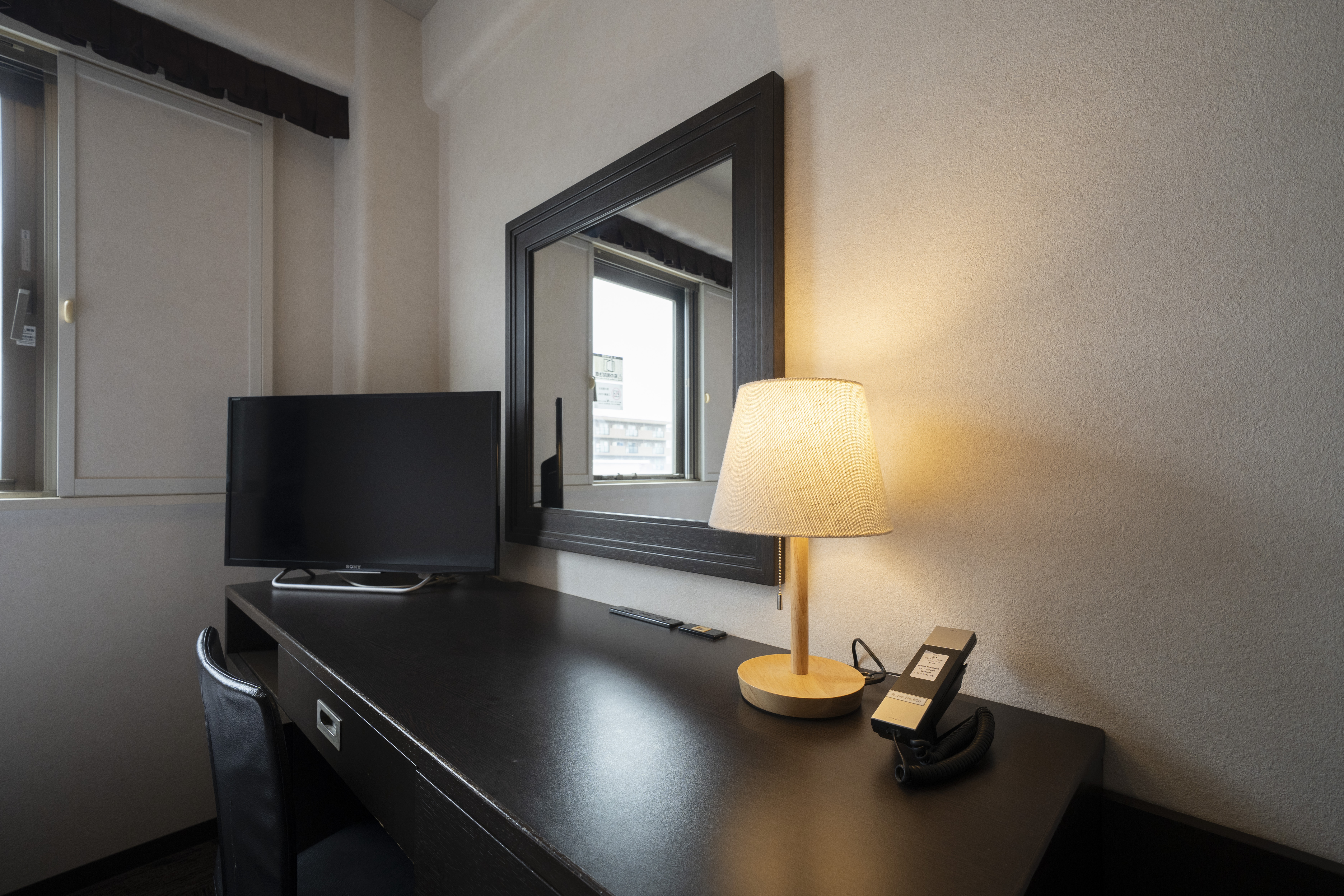【シングルスタンダード】広々としたデスクは、お部屋での仕事にも最適。