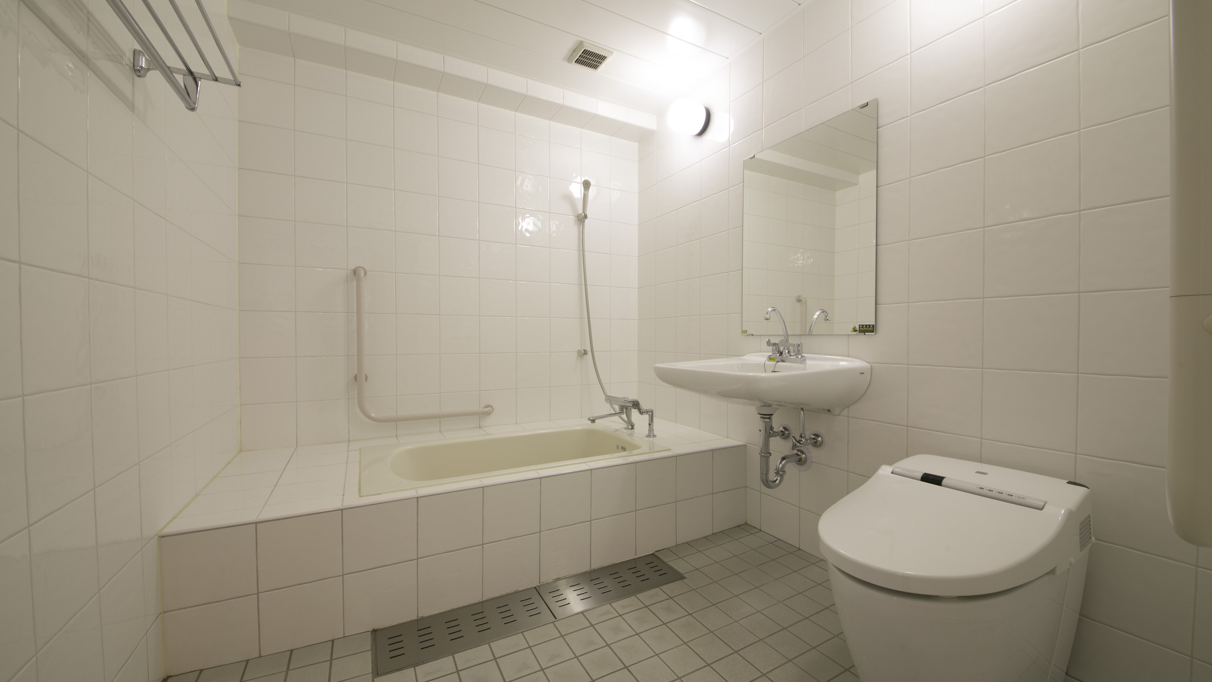 【ユニバーサルルーム浴室】バリアフリーのお風呂