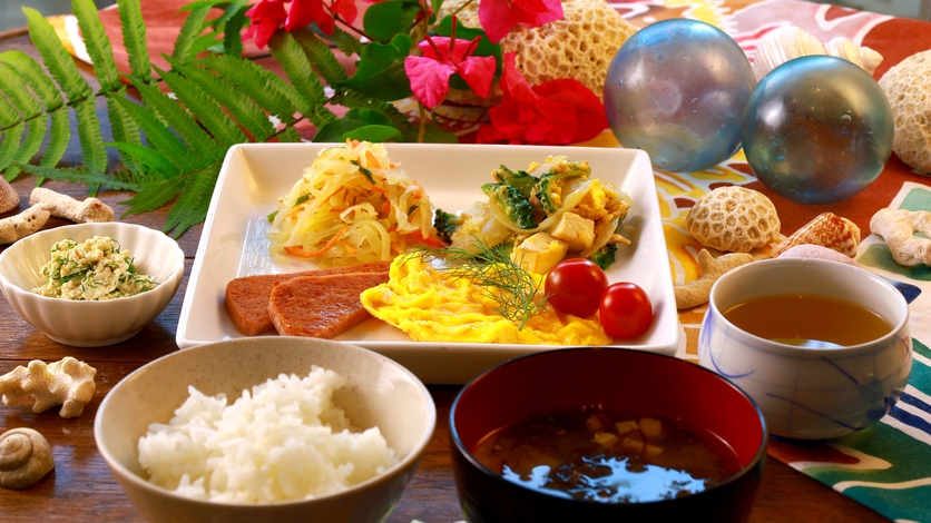 【朝食】清々しい白保の朝。庭の恵みと島野菜で始まる女将特製の朝ごはんを召し上がれ