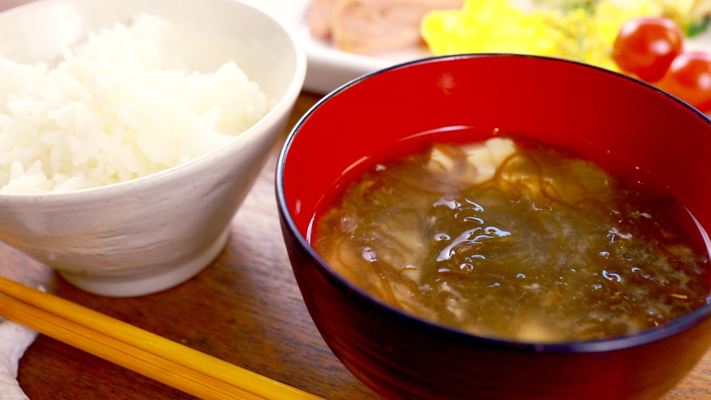 【朝食】清々しい白保の朝。庭の恵みと島野菜で始まる女将特製の朝ごはんを召し上がれ