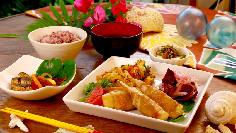 【２食付き】「これ何の食材？」が楽しい白保の食卓。島の民宿に泊まる旅の醍醐味がここにある。