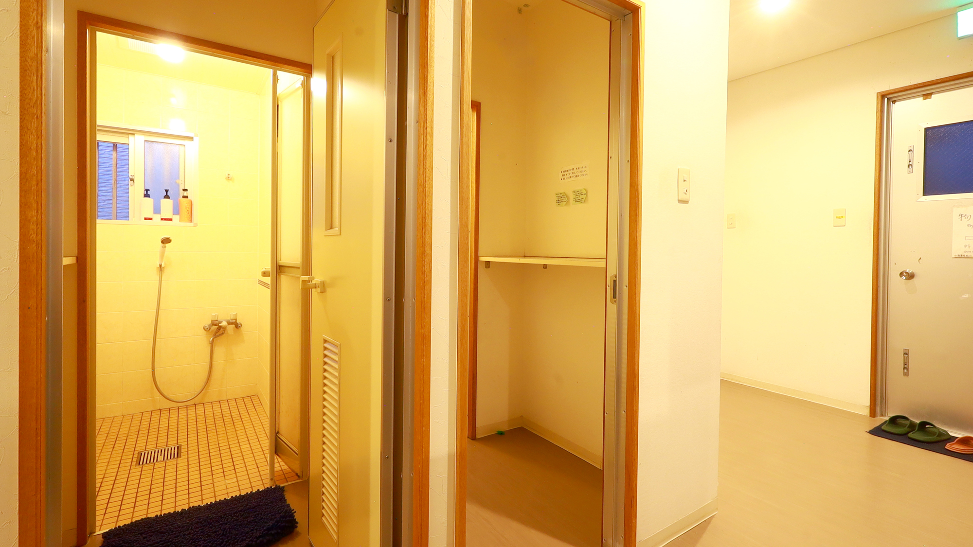 【共用シャワールーム】