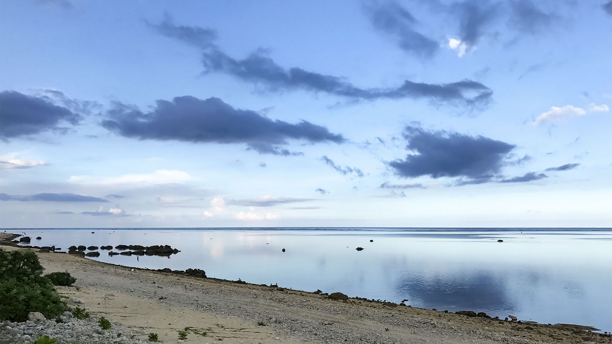 ・宿周辺の風景：宿から徒歩1分の白保海岸。雄大な海が目の前に広がります